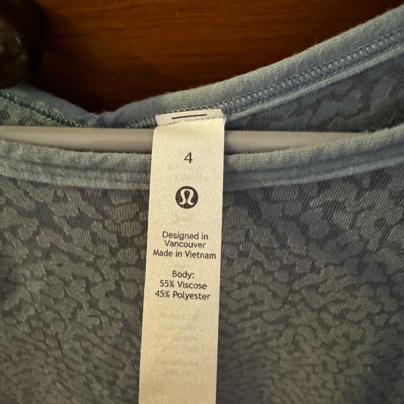Lululemon loop around tee, size 4 - Picture 3 of 3